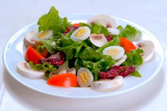 Лионский салат с перепелиными яйцами