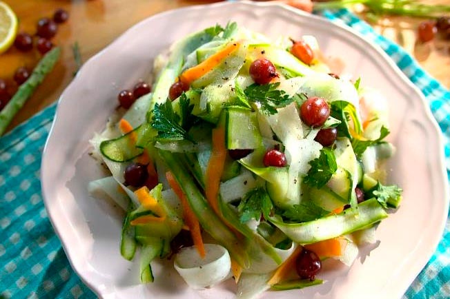 Зеленый салат с крыжовником