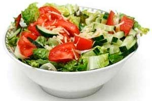 Салат из свежих овощей с кунжутом